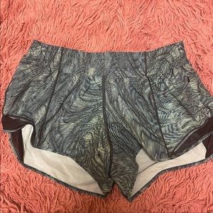 Lululemon 2.5 in HOTTY hot